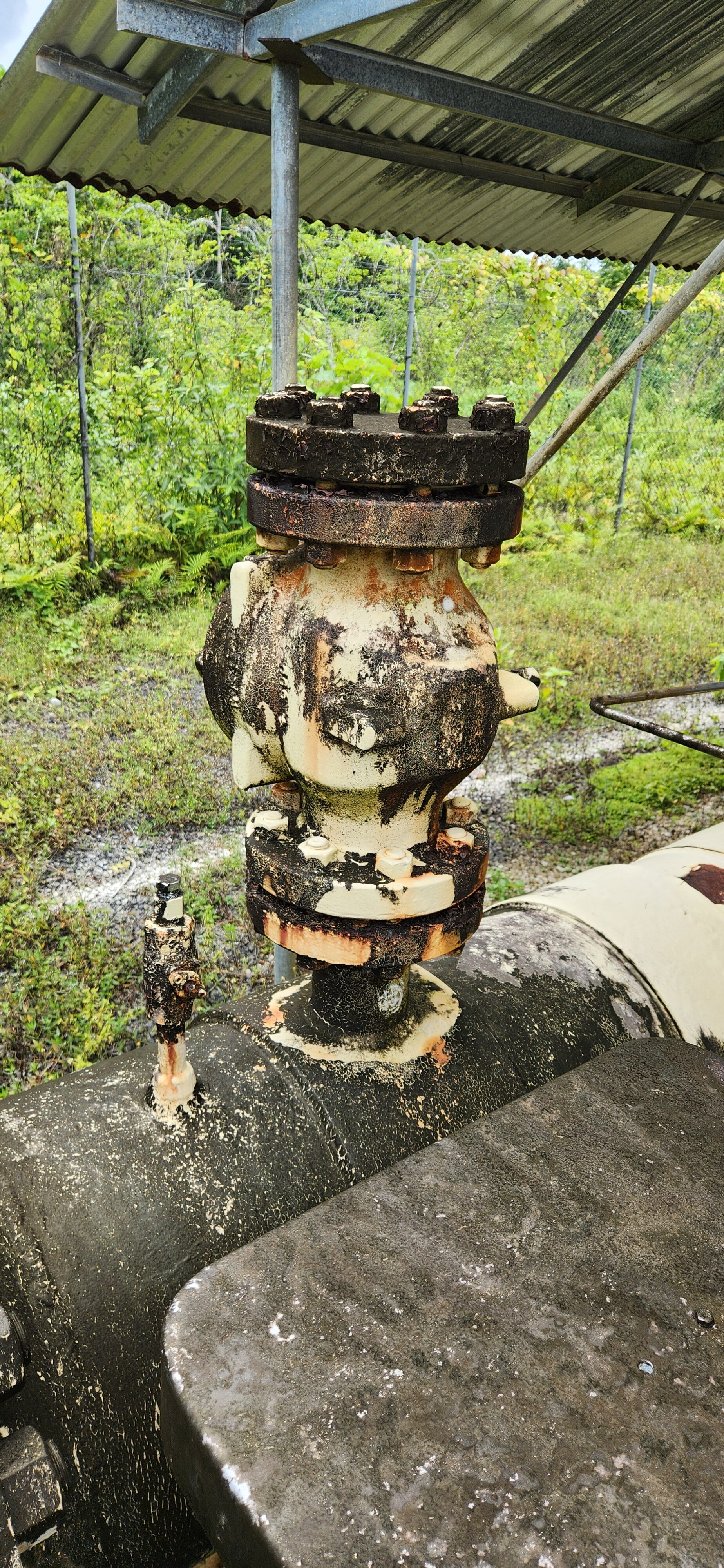 Corroded flange bolts on a live gas pipeline before MTIS hot bolting works in Kopi PNG
